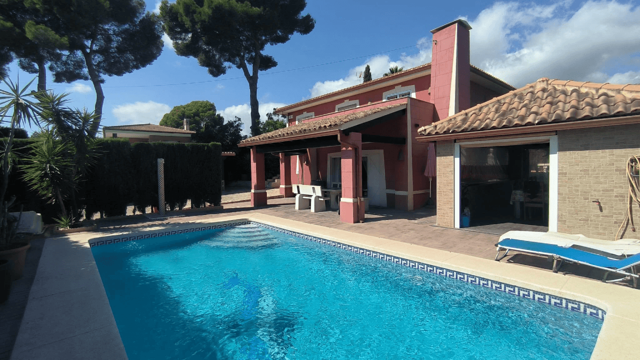 Vrijstaande Chalet met Privézwembad in Benidorm